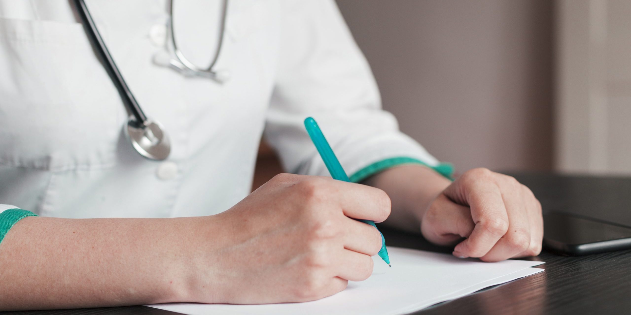 doutor-com-um-relatorio-medico