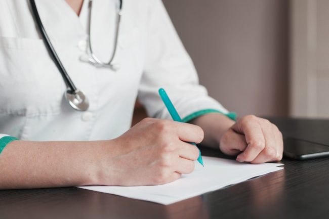 doutor-com-um-relatorio-medico