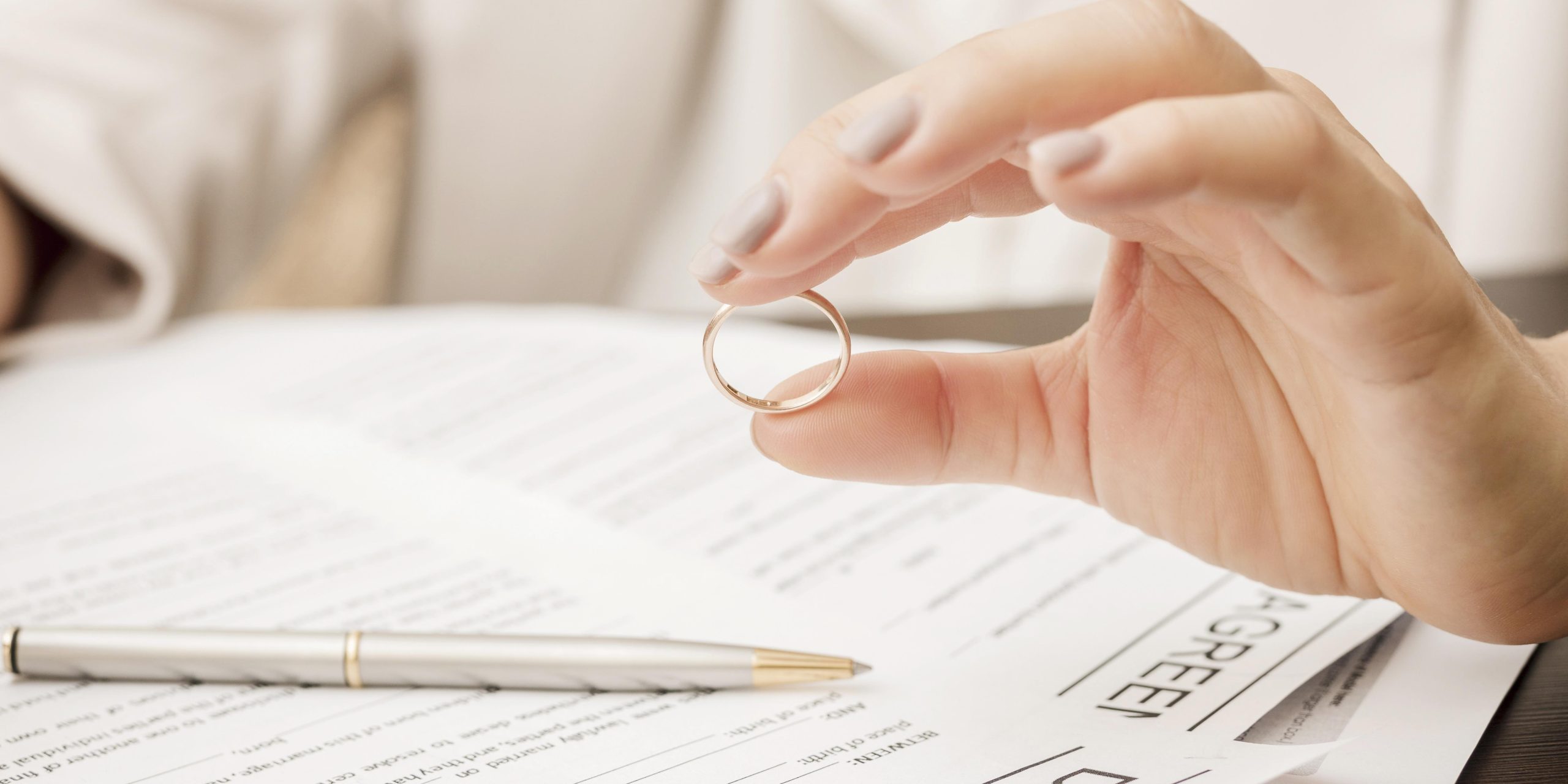 close-up-mao-segurando-o-anel-de-casamento
