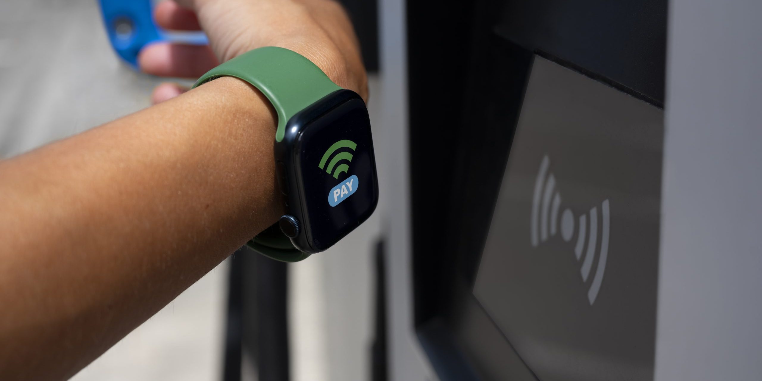 adulto-de-vista-lateral-pagando-com-smartwatch