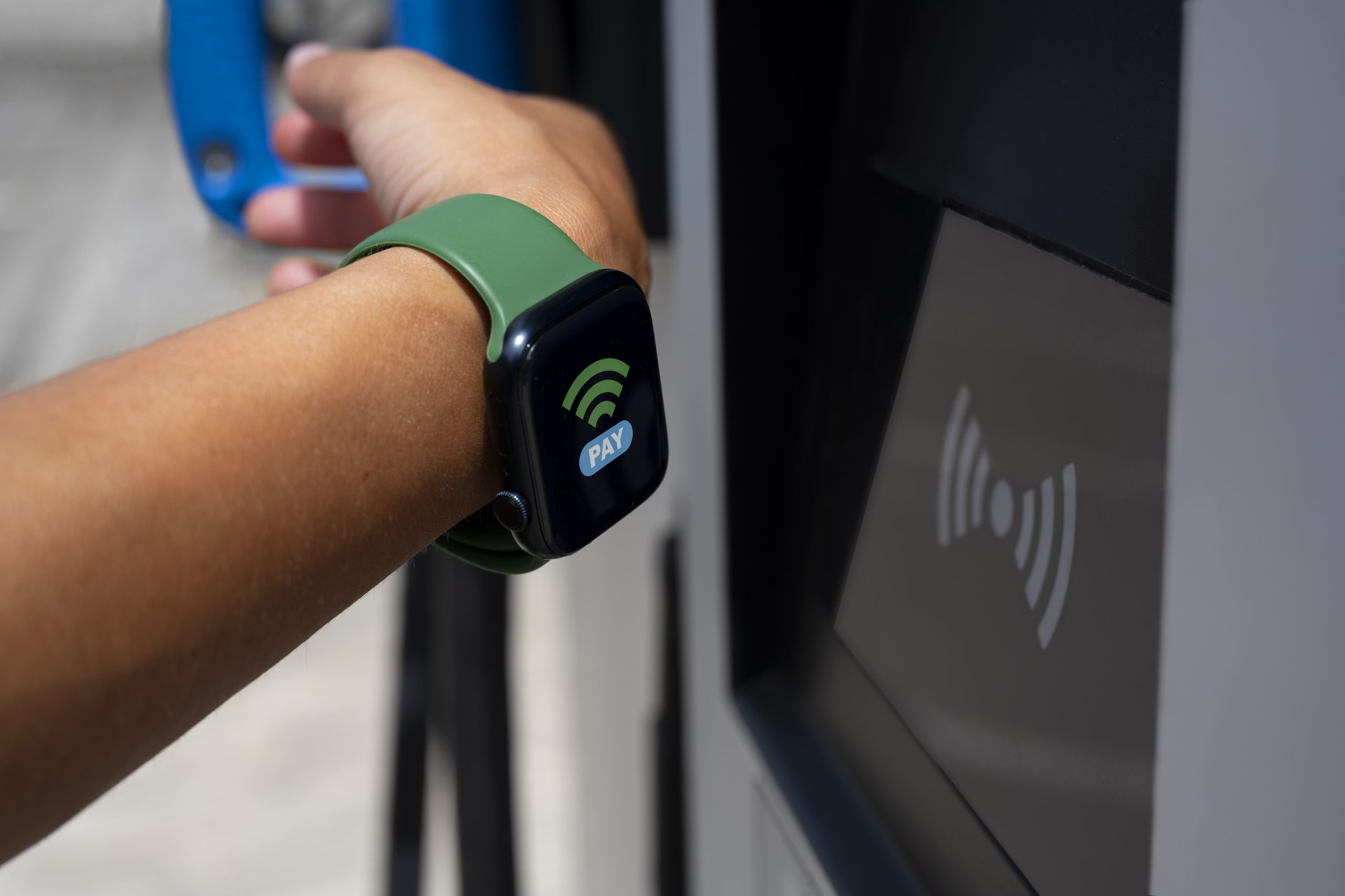 adulto-de-vista-lateral-pagando-com-smartwatch