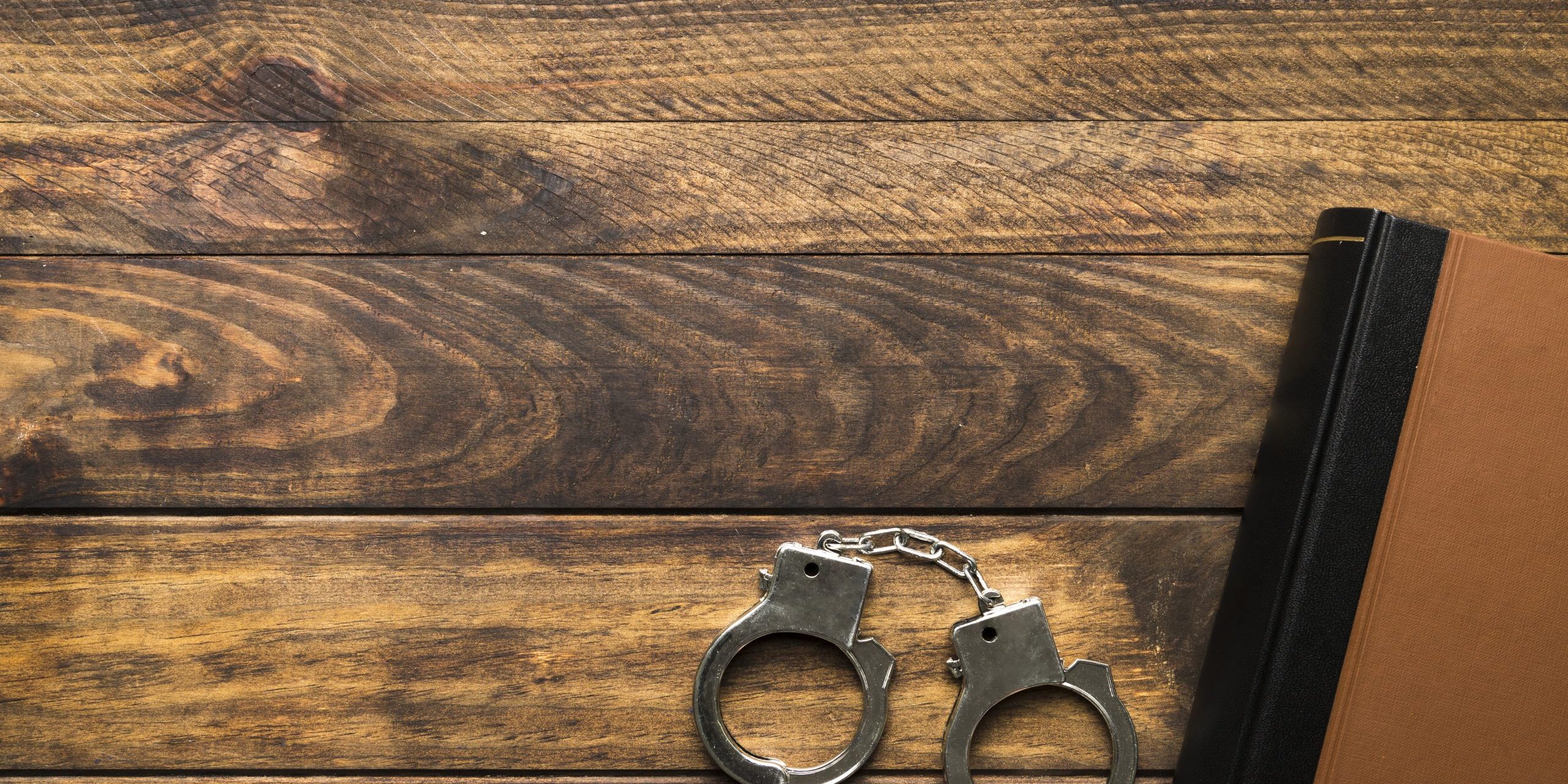 quadro-com-livro-algemas-e-copia-espaco